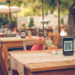technologie verandert terras met qr-code op tafel die gasten kunnen scanen voor het menu
