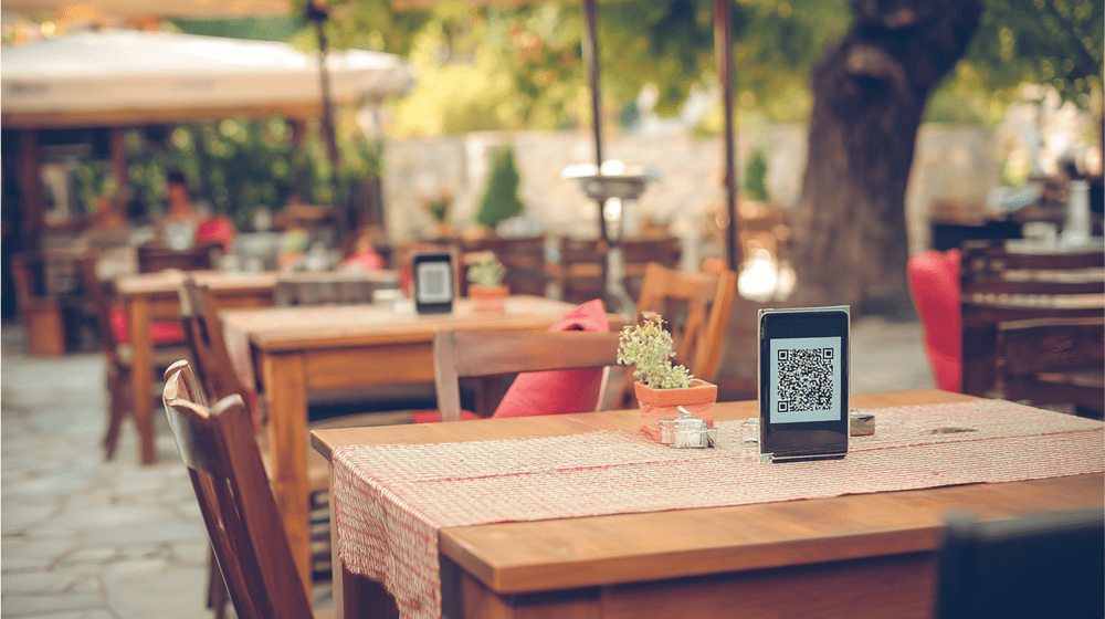 technologie verandert terras met qr-code op tafel die gasten kunnen scanen voor het menu
