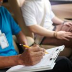 bespreken van het autotheorieexamen in de auto