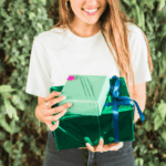 vrouw met cadeau in de handen