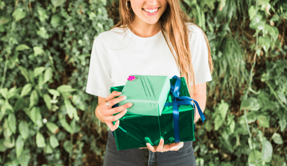 vrouw met cadeau in de handen