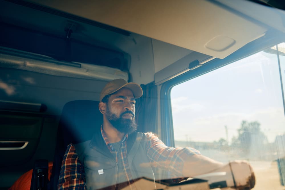 vrachtwagenchauffeur zit achter het stuur