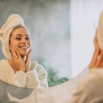 vrouw in badkamer met skincare