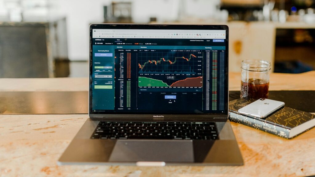 Financieel inzicht via dashboard met grafieken en realtime cijfers op laptop tijdens analyse