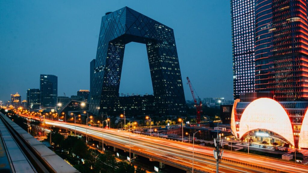 Moderne skyline met snelweg bij nacht illustreert digitale transformatie industrie en stedelijke infrastructuur