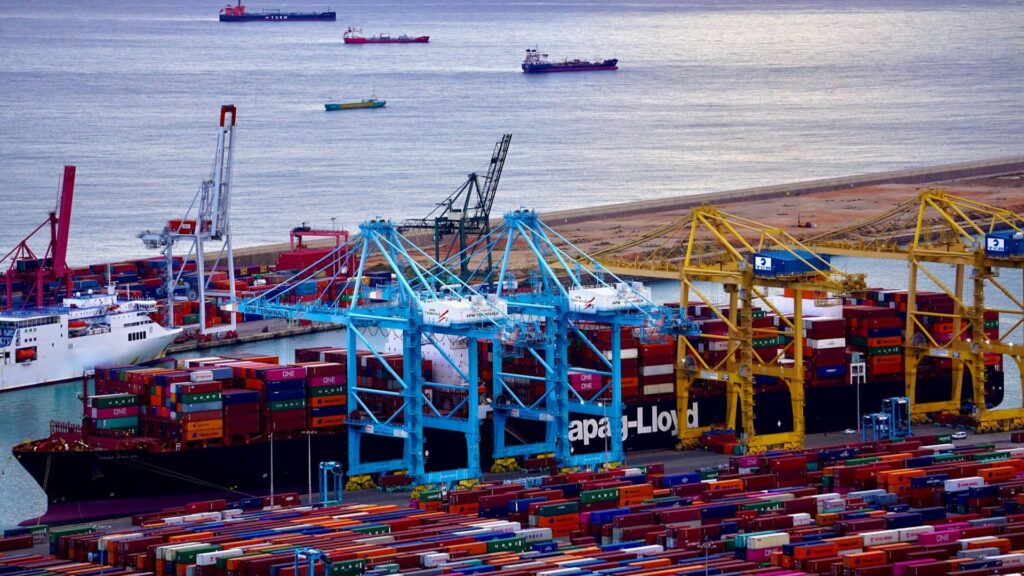 Containerterminal met vrachtschip en kranen toont digitale transformatie industrie in wereldwijde logistiek