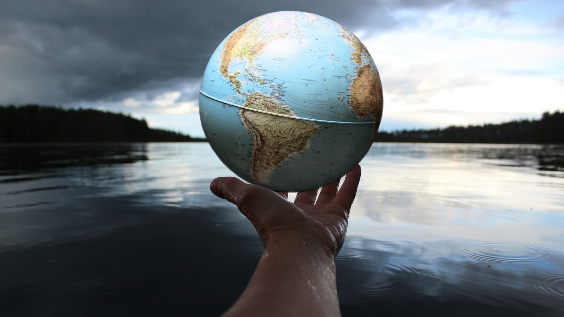 Wereldbol boven water symboliseert globalisering en digitalisering in logistiek en internationale transportnetwerken