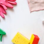 Verschillende schoonmaakspullen op de vloer