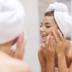 vrouw doet huidverzorgingsroutine